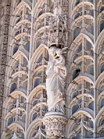 Albi, Cathedrale Ste Cecile, Entree a baldaquin, Statuede la Vierge a l'enfant Jesus